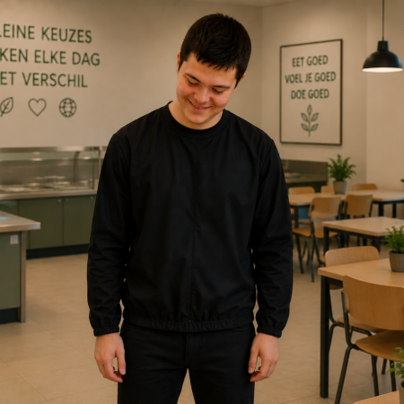 GOZZ anti-scheur kleding – zwart shirt met lange mouwen voor jongeren en volwassenen, gedragen door een jongeman.