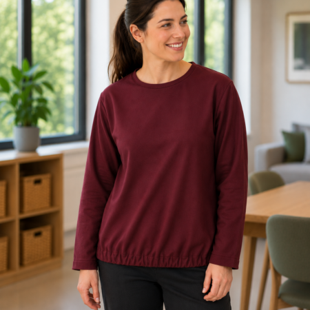 GOZZ anti-scheur T-shirt voor volwassenen in bordeauxrood met lange mouwen, gedragen door een vrouw.