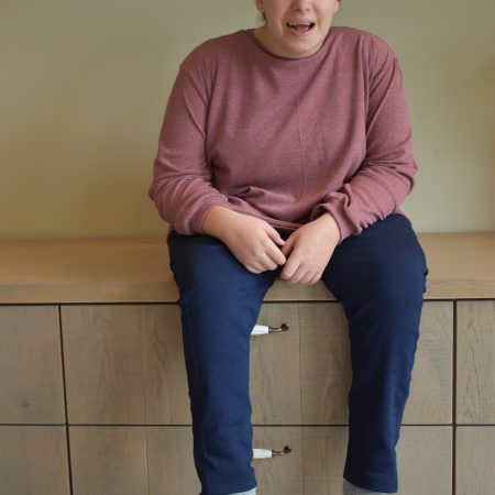 Huispak-Hansop-jumpy-grote maten-Oud roze-jeans -smeer en uitkleedgedrag-Gozz4all-dementie-incontinentie-aangepaste kleding-rits op de rug-ongewenst uitkleden