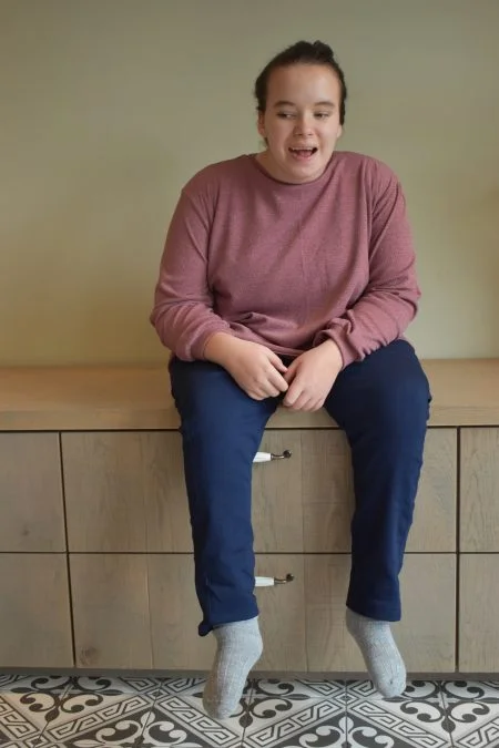 Huispak-Hansop-jumpy-grote maten-Oud roze-jeans -smeer en uitkleedgedrag-Gozz4all-dementie-incontinentie-aangepaste kleding-rits op de rug-ongewenst uitkleden