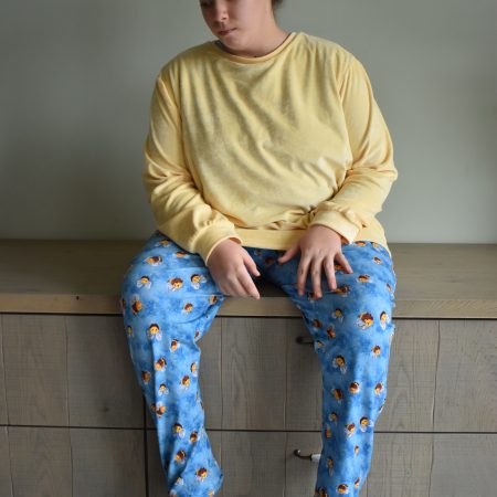 Pyjama/Onesie/hansop met voet - grote maten- Bijtjes in 1 stuk. Smeer en uitkleedgedrag. Incontinentie, aangepaste kleding, rits op de rug, Gozz4all