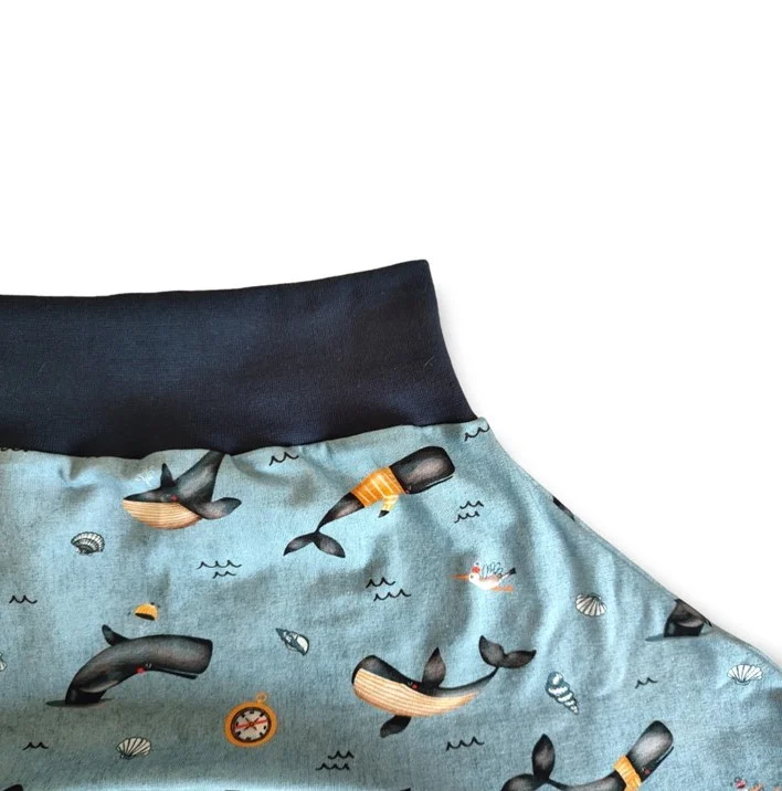 Dysplasie-Hip Happy broek Whale navy is speciaal ontworpen om over de Pavlik brace of een gelijkaardige brace aan te trekken. Gozz4all.com