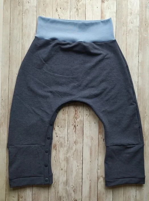 Dysplasie- Spica Hip Happy broek Navy is speciaal ontworpen om over de Spica, Rhino brace of een gelijkaardige brace aan te trekken. Gozz4all.com