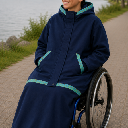 Navy softshell rolstoelcape met gesloten voetenzak