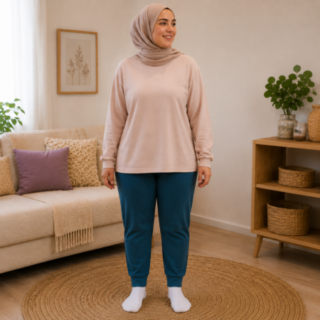 Vrouw draagt T-shirt Jumpy met nude bovenstuk en petrol stretchbroek