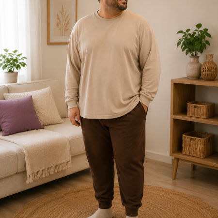 Man draagt aangepast huispak heren grote maten met beige T-shirt en bruine stretchbroek