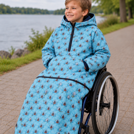 Kind met blauwe rolstoelcape met haaienprint