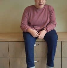 Huispak-Hansop-jumpy-grote maten-Oud roze-jeans -smeer en uitkleedgedrag-Gozz4all-dementie-incontinentie-aangepaste kleding-rits op de rug-ongewenst uitkleden
