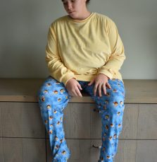 Pyjama/Onesie/hansop met voet - grote maten- Bijtjes in 1 stuk. Smeer en uitkleedgedrag. Incontinentie, aangepaste kleding, rits op de rug, Gozz4all
