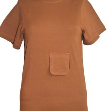 Body-Romper sonde-grote maten- Camel. Beschikbaar in grote maten en kan gebruikt worden met incontinentie materiaal. Deze kan gekocht worden met lange, korte of mouwloos.