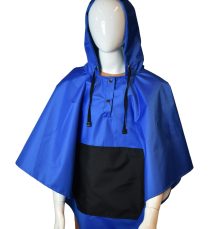 Regen poncho-cape- blauw. Water en winddichte poncho-cape met afneembare capuchon. Je trekt deze hippe unisex poncho snel en makkelijk aan over je eigen kleding waardoor je beschermd bent tegen wind en regen.