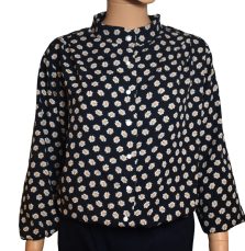 Blouse dames blauw margrietMet een opstaand kraagje en aan de voorzijde sluit dit blouse met knoopjes.--tot 5 XL